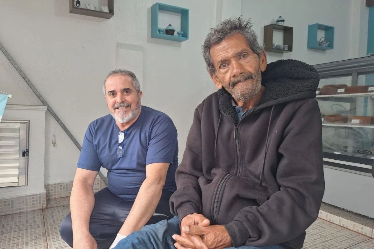 Erasmo (à direita) não votou no 1º turno porque o novo local de votação é distante de sua casa. O aposentado tem problemas de mobilidade Erasmo (à direita) não votou no 1º turno porque o novo local de votação é distante de sua casa. O aposentado tem problemas de mobilidade