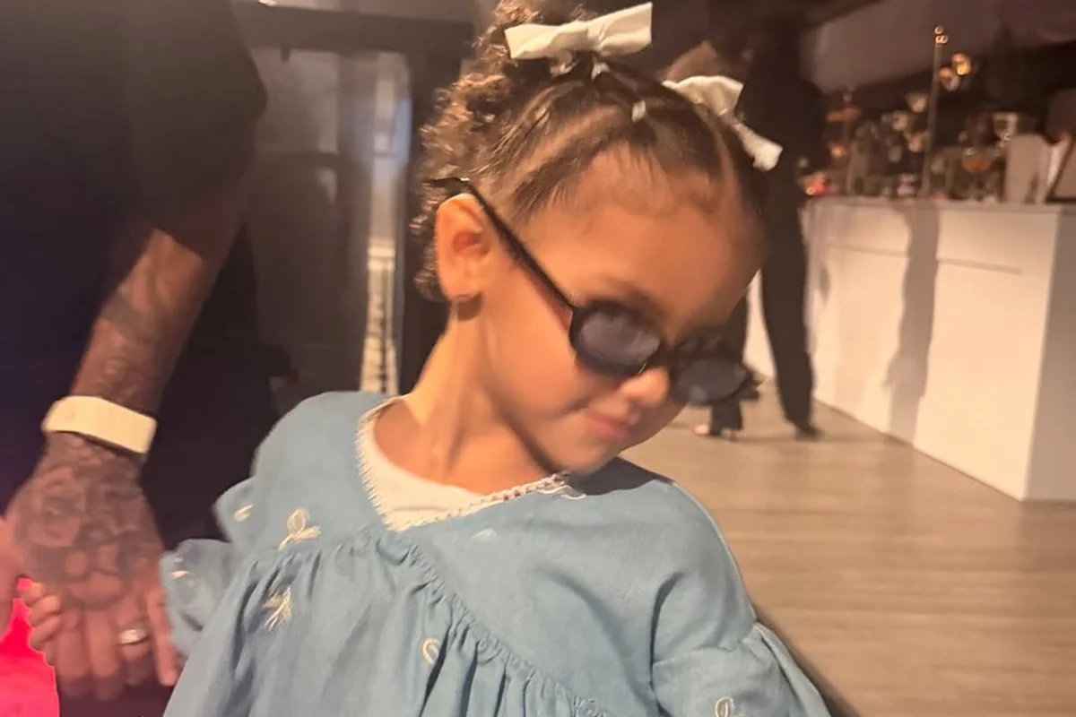 Mavie, filha de Bruna Biancardi e Neymar, posa de óculos escuros Mavie, filha de Bruna Biancardi e Neymar, posa de óculos escuros