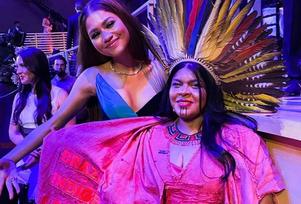 Indígena, Sônia Guajajara posa ao lado de Zendaya em evento da Time