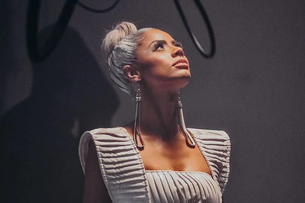 Treme tudo! Lexa aparece em cenário futurista no novo clipe