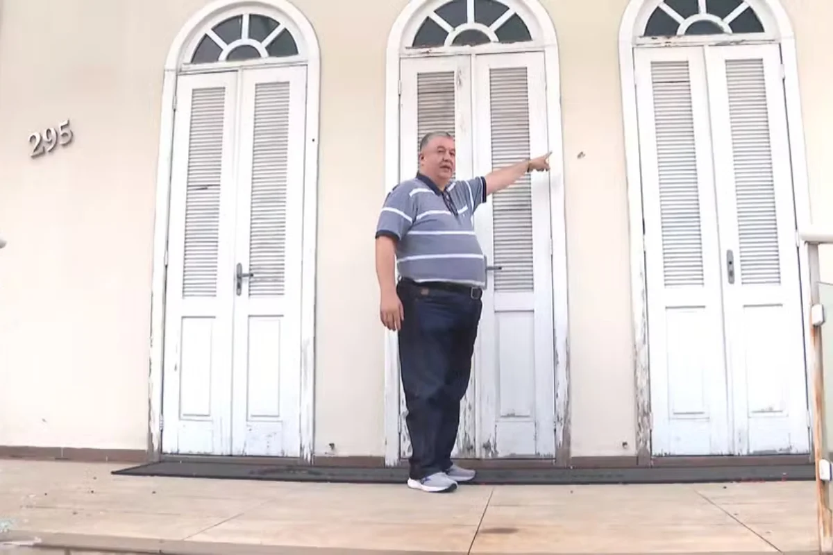 Com o tiroteio, uma bala atingiu a fachada da Igreja Metodista Com o tiroteio, uma bala atingiu a fachada da Igreja Metodista
