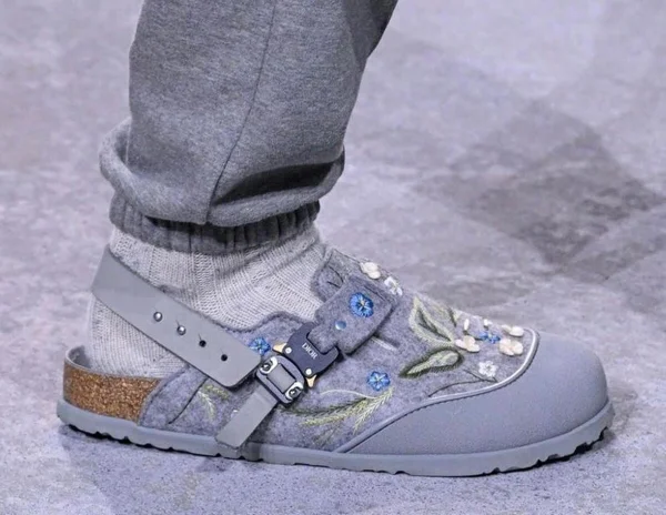 Dior e Birkenstock lançam colaboração com sandálias e papetes