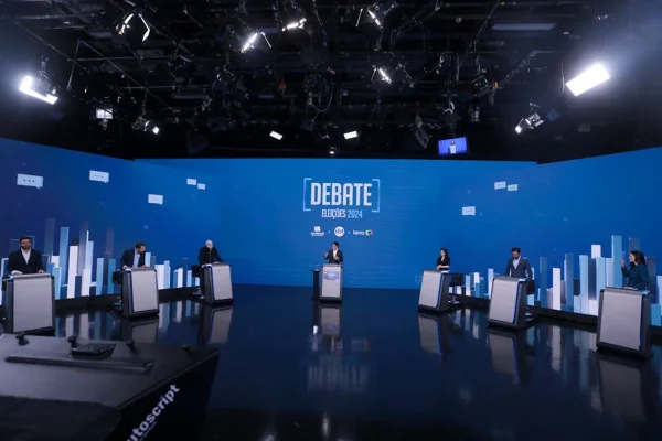 Imagem colorida mostra candidatos à Prefeitura perfilados para debate - Metrópoles