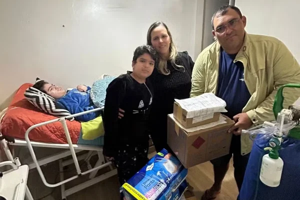 Imagem colorida de caminhoneiro e família ajudada - Metrópoles