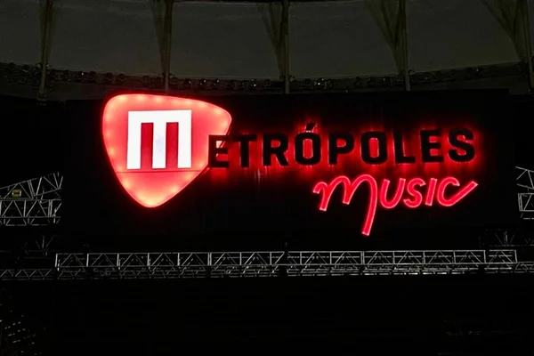 Letreiro para show do Kiss e Deep Purple no Mané Garrincha 2