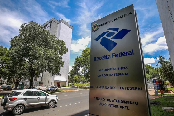 Imagem colorida da fachada do prédio da Receita Federal do Ministério da Fazenda