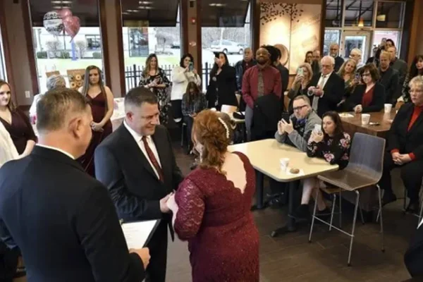 Casal faz casamento em Dunkin’ Donut em que se separam há 30 anos
