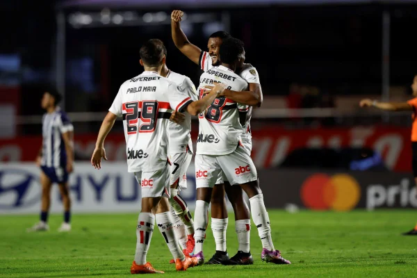 Foto colorida do time do São Paulo comemorando o gol contra o Talleres, na Libertadores - Metrópoles