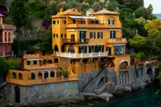 Vila amarela à beira-mar, localizada em Portofino, na costa da Ligúria, na Itália