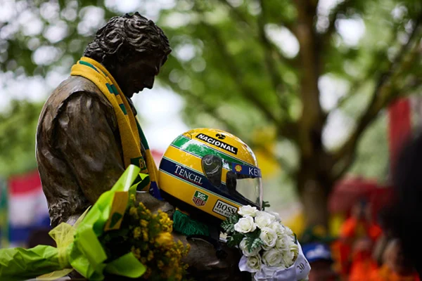 Imagem colorida de Ayrton Senna estatua - Metrópoles