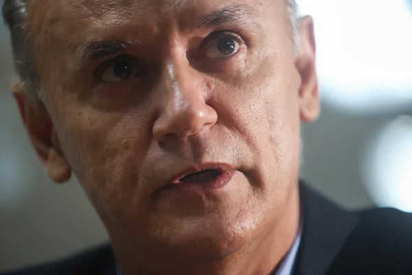 Rosto de homem branco e cabelo branco