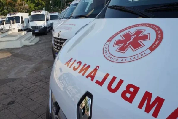 Imagem colorida de uma ambulância - Metrópoles
