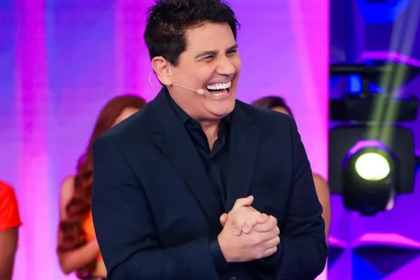Cesar Filho é clicado durante sua participação no Jogo das 3 pistas, no SBT - Metrópoles