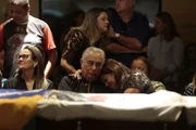 Velório de Roriz dura 17 horas e reúne família, populares e políticos - imagem 4 Velório de Roriz dura 17 horas e reúne família, populares e políticos - imagem 4