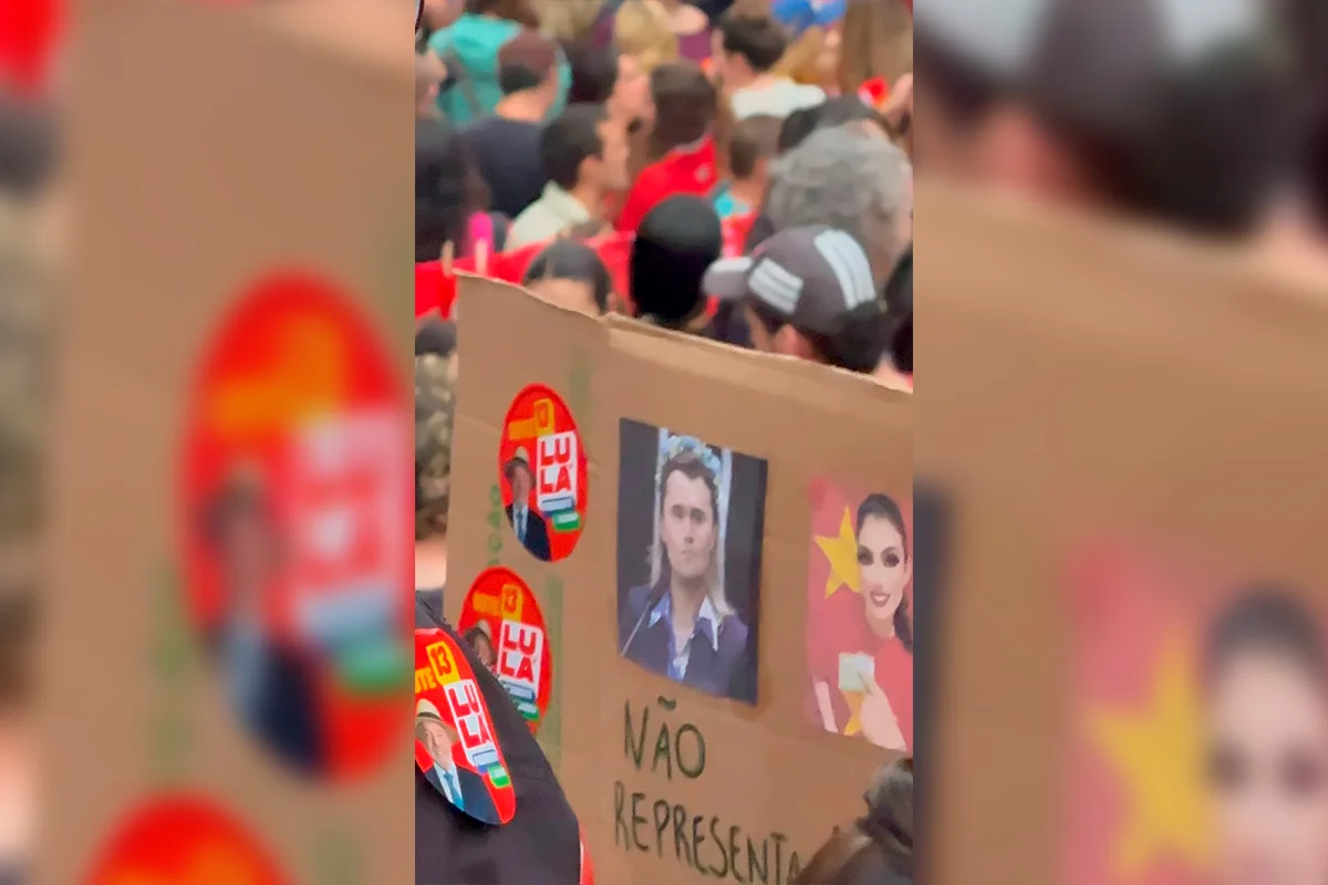 Imagem de Charlie Kirk é usada em cartaz contra Júlia Zanatta em SC