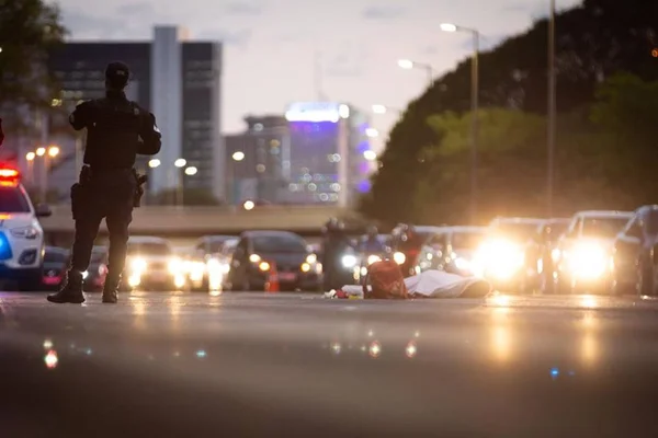Eixão Norte no DF. Corpo de vítima coberto por lençol no meio da via