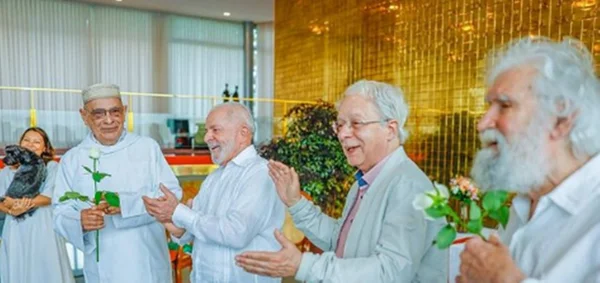 Lula recebe religiosos que o visitaram na cadeia em ato ecumênico - destaque galeria Lula recebe religiosos que o visitaram na cadeia em ato ecumênico - destaque galeria