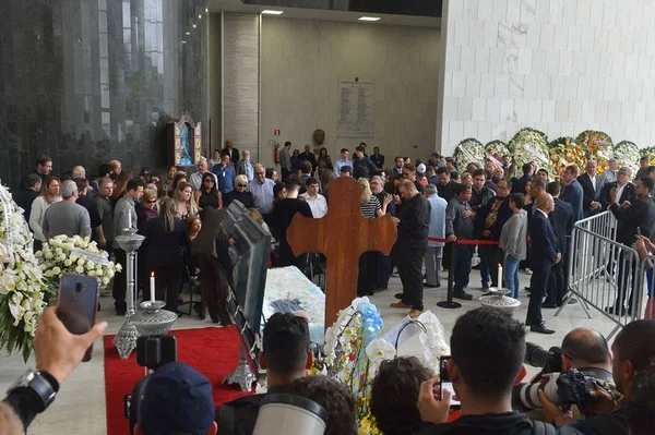 Milhares de fãs prestam homenagem em velório de Gugu Liberato