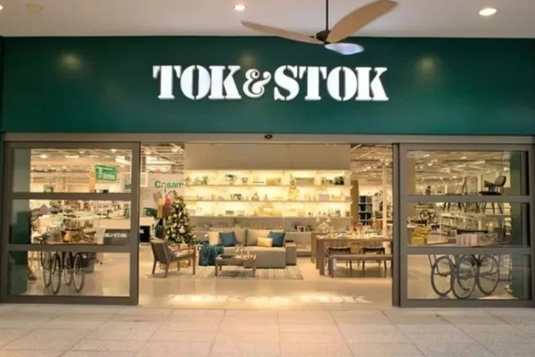 imagem colorida de fachada de loja da Tok&Stok