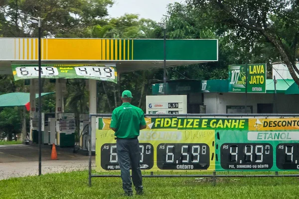 Após aumento surpresa, preço da gasolina subirá de novo em fevereiro