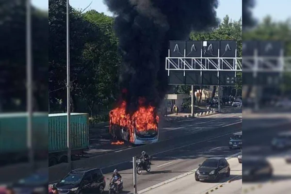Imagem colorida mostra ônibus pegando fogo no Rio de Janeiro - Metrópoles