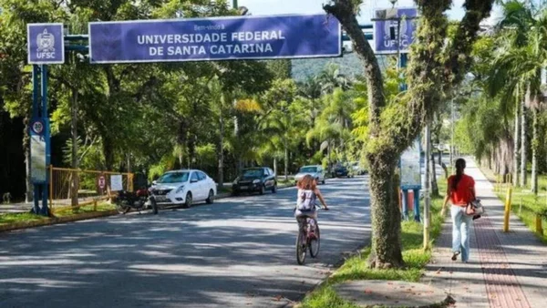 Imagem colorida de placa sinalizando a universidade federal de Santa Catarina - Metrópoles