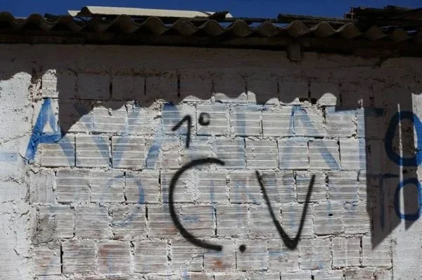 Comando Vermelho Parede pinchada com a sigla da facção comando vermelho - Metrópoles