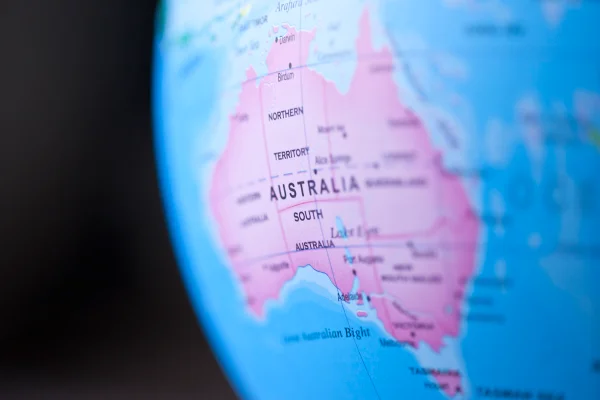 Imagem colorida mostra posição da Austrália (em rosa) no mapa - Metrópoles