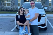 Edu Ribeiro, a esposa Kátia Santin Ribeiro e a filha Malu posam durante viagem