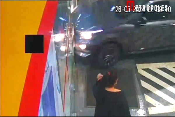foto colorida de carro batendo contra porta de vidro de loja de conveniência de posto de gasolina