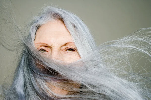 Estudo inédito mostra como células-tronco contribuem para o cabelo ficar branco
