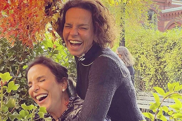 Ivete e a irmã, Cynthia Sangalo em viagem ao exterior