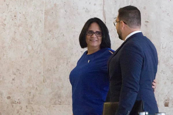 Loja pede desculpas a Damares por comportamento de vendedor
