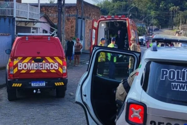 Imagem colorida de carro dos bombeiros