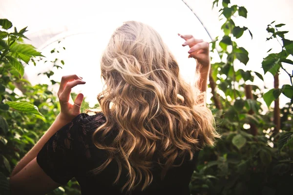 Vídeo do TikTok ensina como cachear o cabelo usando apenas uma camiseta