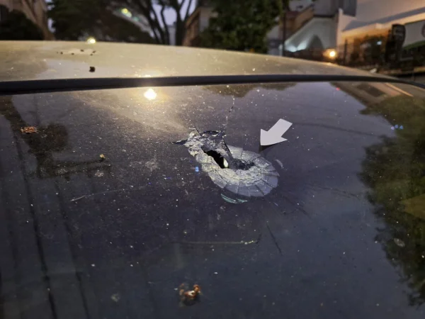 Imagem mostra vidro perfurado por bala após tiroteio ocorrido no bairro da Aclimação, em São Paulo - Metrópoles