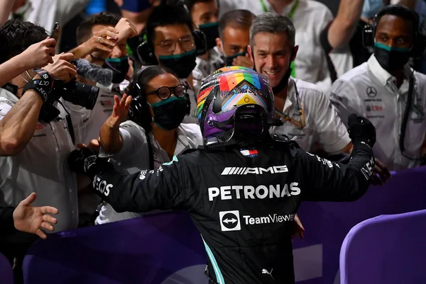 Hamilton vence prova maluca e empata com Verstappen na temporada da F1