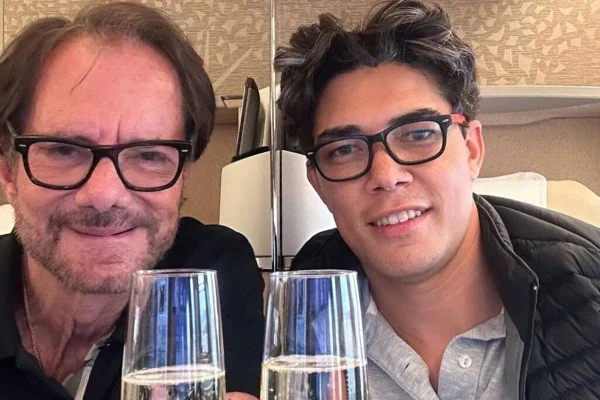 foto colorida de homem mais velho calvo de oculos e homem mais jovem de oculos - metrópoles