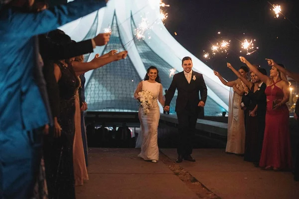 Gregory Gentili e Ana Caroline casam-se na Catedral de Brasília
