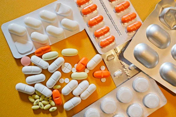 Foto colorida de vários medicamentos - Omeprazol: entenda quando e como substituir medicamento com segurança - Metrópoles