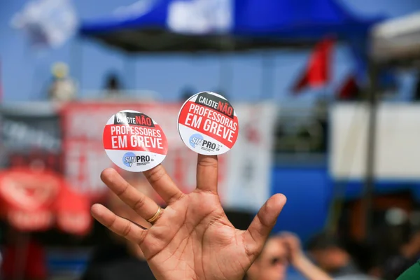 Justiça decreta greve ilegal e manda professores voltarem à sala de aula