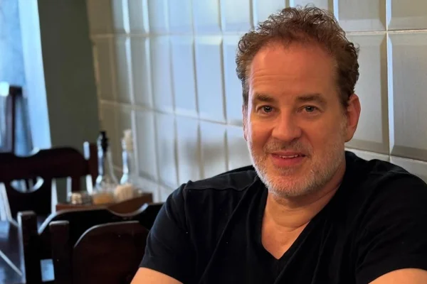 Dan Stulbach fala sobre teatro e elogia Tony Ramos e Manoel Carlos