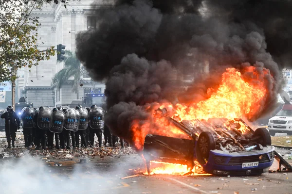 Protestos nas ruas contra medidas de Javier Milei votados no Senado da Argentina