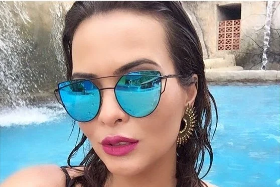Geisy Arruda posta foto ousada com maiô fio dental