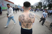 Torcedor argentino tatua Lionel Messi nas costas