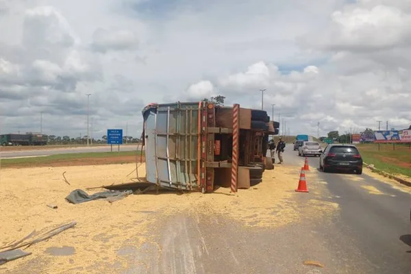 Caminhão tomba e carregamento de soja se espalha na DF-001