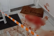 Corredor que dá acesso ao apartamento do casal ficou manchado com sangue