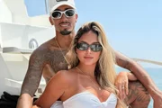 Raphinha e Natalia Belloli popsam durante passeio de barco Raphinha e Natalia Belloli popsam durante passeio de barco