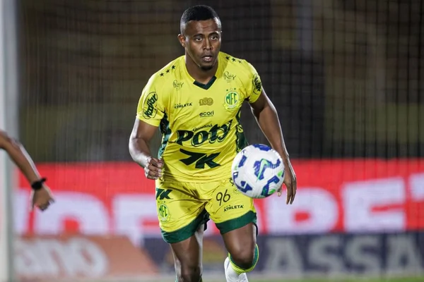 Foto colorida de Carlos Eduardo, jogador do Mirassol - Metrópoles