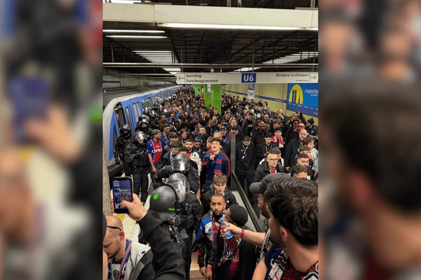 Torcedores do Paris Saint-Germain no metrô em Munique